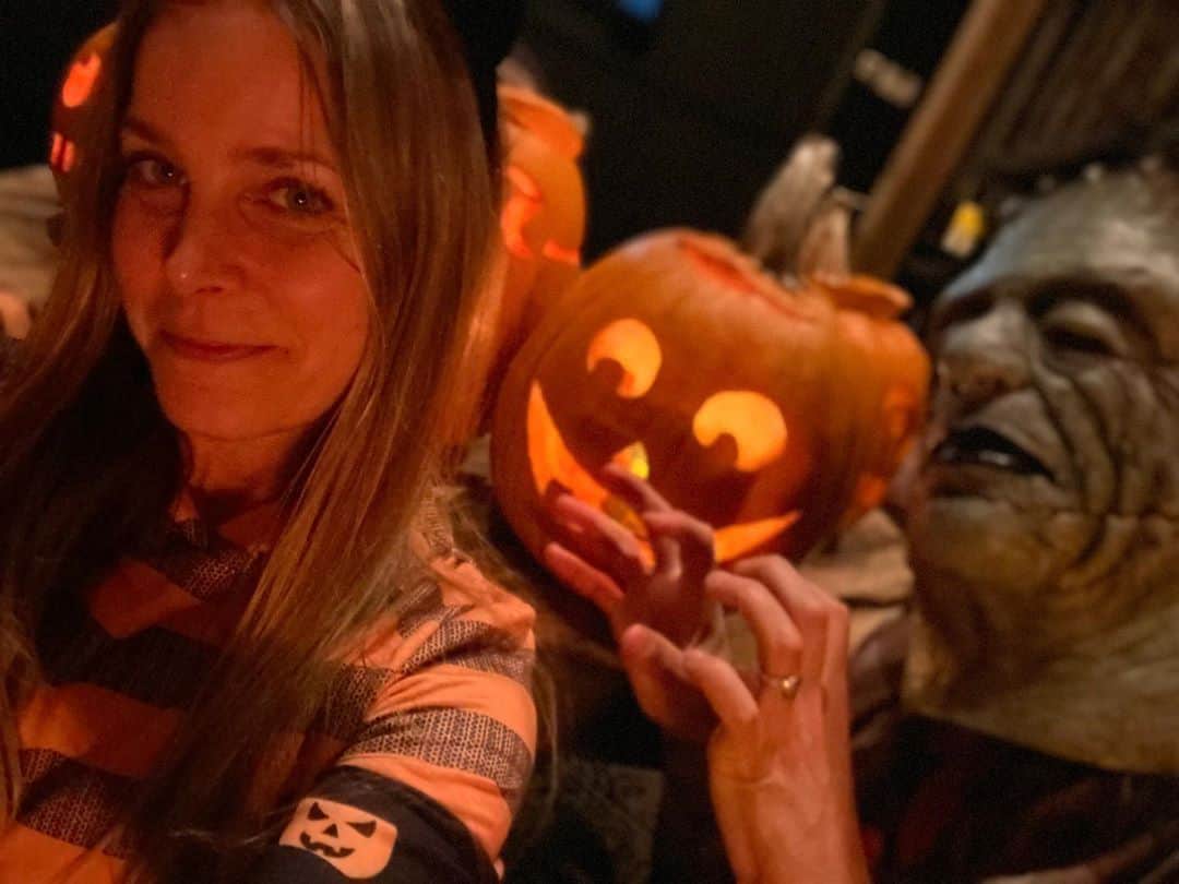 シェリ・ムーン・ゾンビのインスタグラム：「🎃HAPPY HALLOWEEN🎃 #carvingpumpkins #blackcats #velvetowls #happyhallowversary #sherilovesrob」