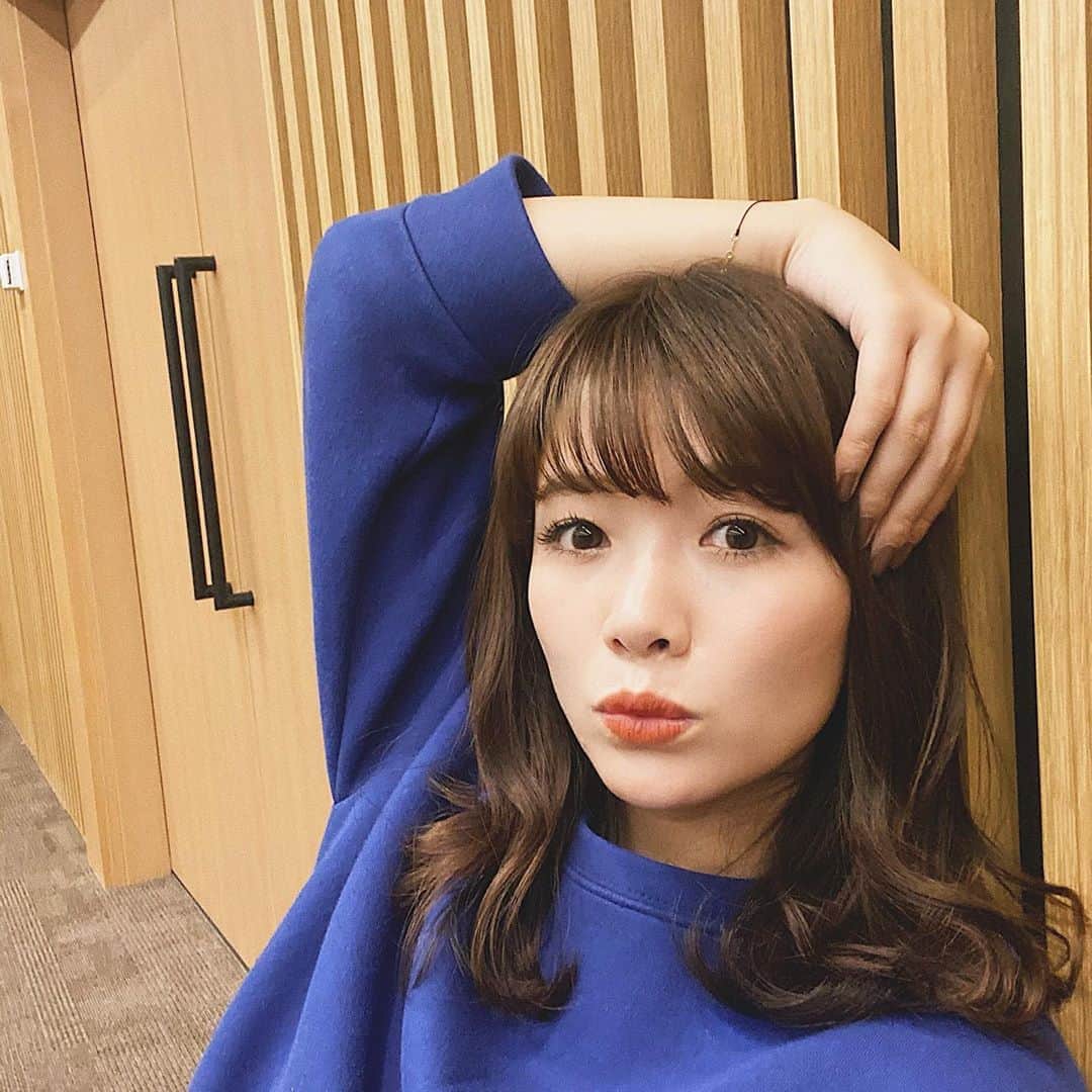 のインスタグラム：「Good morning☀️ 昨日は22時半に寝て、 よく寝た〜と思って起きたら まだ0時だった🌙 そこから全然寝付けず 結局眠い朝😅 (よくわからないポーズ。) #morning #sunday #sunny」