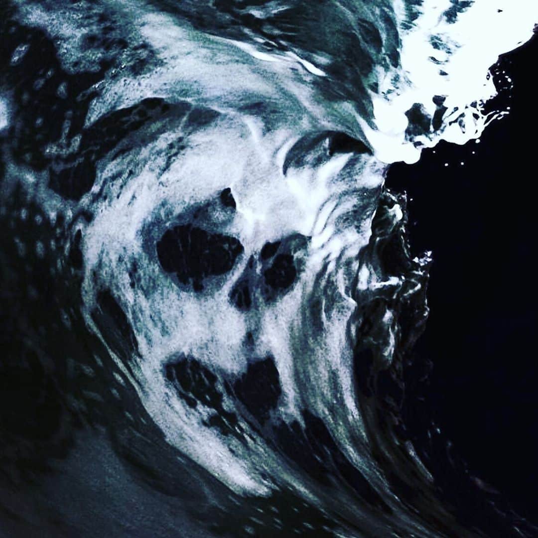 Robbie Crawfordのインスタグラム：「Happy Halloween ... still the spookiest wave I’ve ever shot @smkflwr #GoPro」