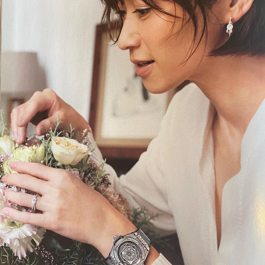 畑野ひろ子のインスタグラム：「@story_love40 12月号発売中です。  @hublot_japan のタイアップページで、 @willgarden_official のお花も使わせていただきました。」