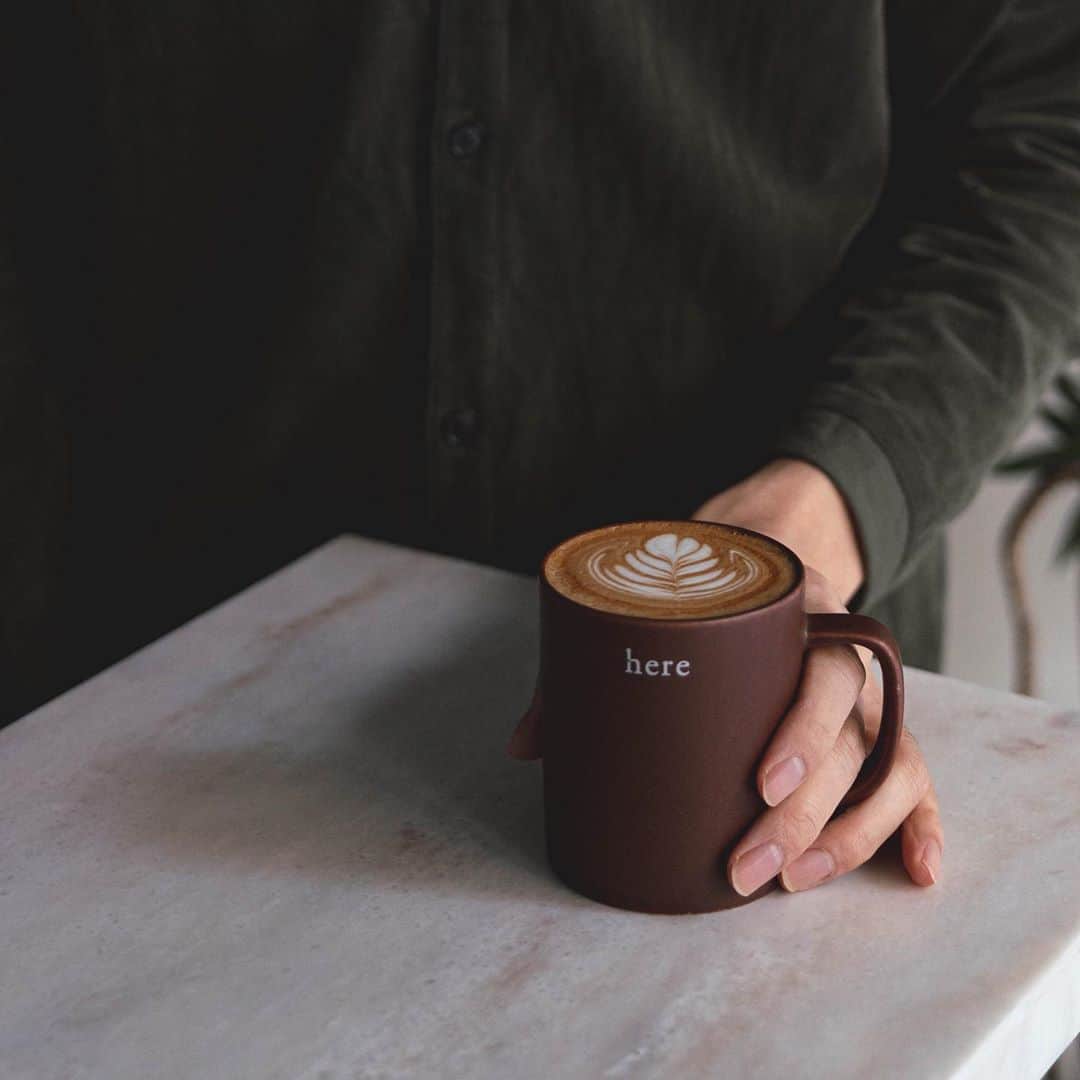 山口淳一のインスタグラム：「オリジナルブラウンカラーのシンプルなマグとエスプレッソカップの販売を開始しました。 セミマットなので汚れにくいです。 カタカナばかりで読みにくいですね。 ヨロシクオネガイイタシマス。 — #japan #kyoto #here #coffee #herekyoto #canele #latte #latteart #art #cafe #slayer #espresso #roasting #glass #日本 #京都 #コーヒー #カヌレ #ココカヌレ #ラテ #ラテアート #アート #スレイヤー #エスプレッソ #焙煎 #バリスタ #グラス #おうちでココカヌレ #お取り寄せ #お取り寄せスイーツ」