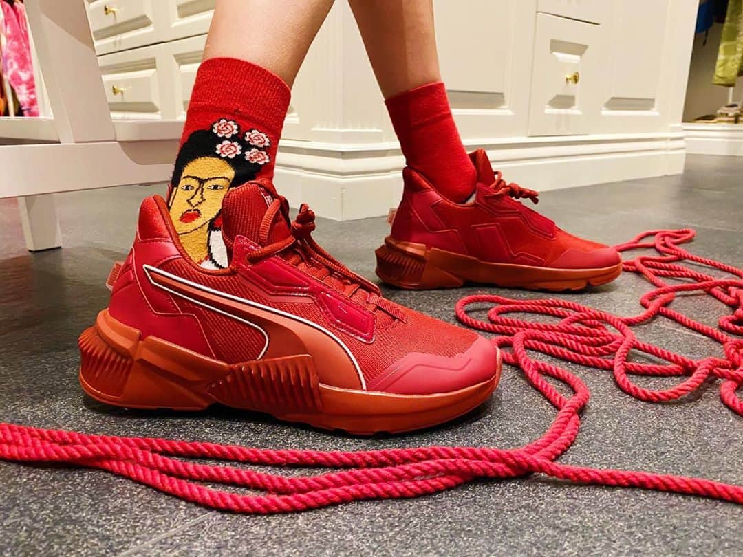 カーラ・デルヴィーニュのインスタグラム：「These fire sneakers are made of RECYCLED plastic !! Loving them. ♻️ @puma  x @firstmileimpact」