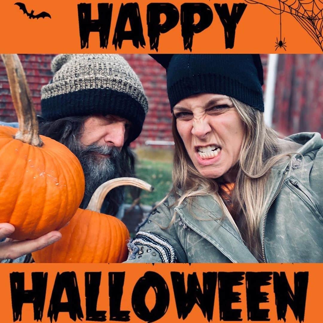 ロブ・ゾンビのインスタグラム：「HAPPY HALLOWEEN from the Zombie house! #robzombie #sherimoonzombie #happyhalloween」
