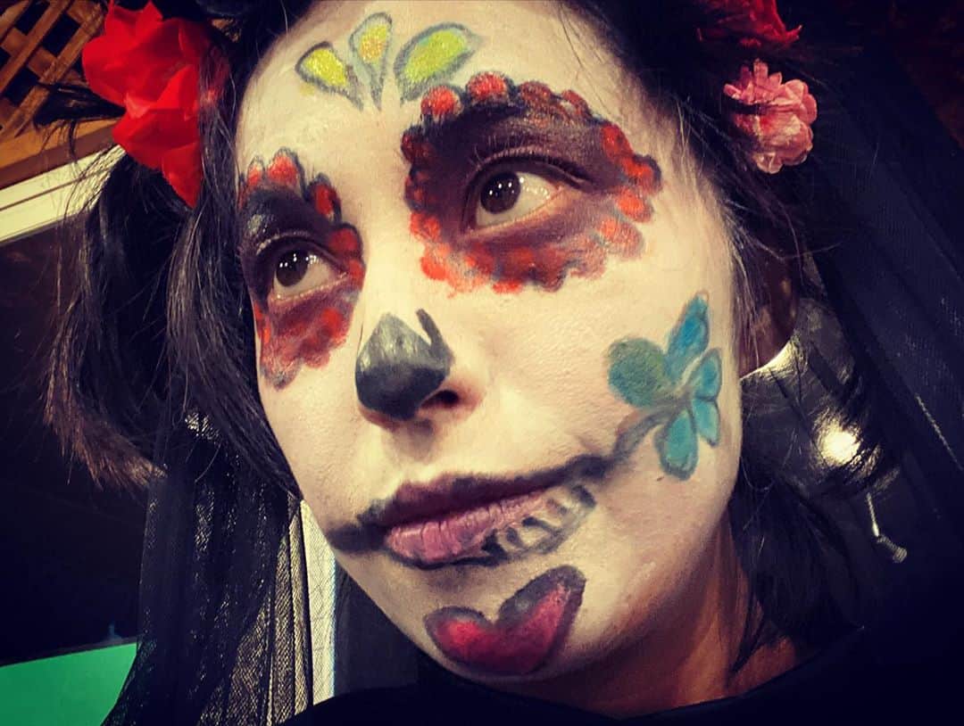 福原美穂さんのインスタグラム写真 - (福原美穂Instagram)「気分だけはupでいきました。😂 今年のハロウィン。 アナ雪のアナになるはずの私でしたが、旦那はんが着たら面白くて、本人もその気に。😵 わたしは数日考え、メキシコの死者の日(11/2らしい！)メイクで。💄 娘はエルサになりました🏰 バイキンマンやかぼちゃおじさん、マリオに会いました。 ラブはダンボだよ！🐘  みなさんはしっぽり何になりましたか？😂  #halloween #halloweenmakeup #mihofukuhara #diadelosmuertos #makeupartist  #familytime」11月1日 8時33分 - miho_fukuhara