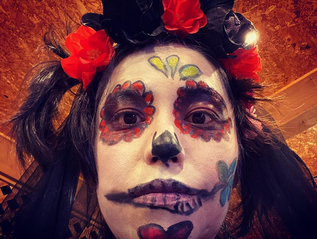 福原美穂さんのインスタグラム写真 - (福原美穂Instagram)「気分だけはupでいきました。😂 今年のハロウィン。 アナ雪のアナになるはずの私でしたが、旦那はんが着たら面白くて、本人もその気に。😵 わたしは数日考え、メキシコの死者の日(11/2らしい！)メイクで。💄 娘はエルサになりました🏰 バイキンマンやかぼちゃおじさん、マリオに会いました。 ラブはダンボだよ！🐘  みなさんはしっぽり何になりましたか？😂  #halloween #halloweenmakeup #mihofukuhara #diadelosmuertos #makeupartist  #familytime」11月1日 8時33分 - miho_fukuhara