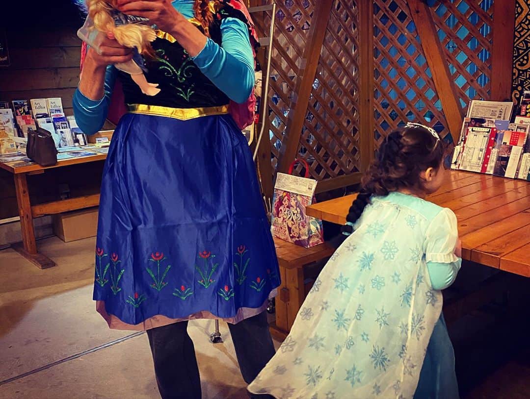 福原美穂さんのインスタグラム写真 - (福原美穂Instagram)「気分だけはupでいきました。😂 今年のハロウィン。 アナ雪のアナになるはずの私でしたが、旦那はんが着たら面白くて、本人もその気に。😵 わたしは数日考え、メキシコの死者の日(11/2らしい！)メイクで。💄 娘はエルサになりました🏰 バイキンマンやかぼちゃおじさん、マリオに会いました。 ラブはダンボだよ！🐘  みなさんはしっぽり何になりましたか？😂  #halloween #halloweenmakeup #mihofukuhara #diadelosmuertos #makeupartist  #familytime」11月1日 8時33分 - miho_fukuhara