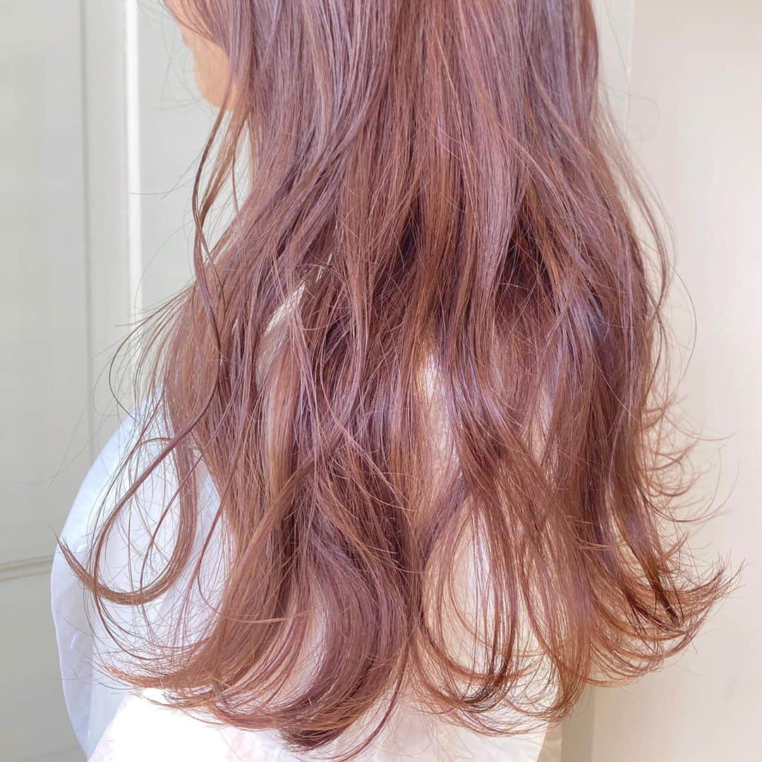 Beleza_official_instagramのインスタグラム：「ほんのりピンク香るミルクティーベージュ♡ . ハイブリーチで作ってます☺︎ .  ブリーチは誰に任せるかで仕上がりが全く違います。 .  絶対に失敗したくない方は是非指名予約をおすすめします！！ . 僕だけのオリジナルレシピとマル秘テクニックで艶々サラサラハイトーンにします！！」
