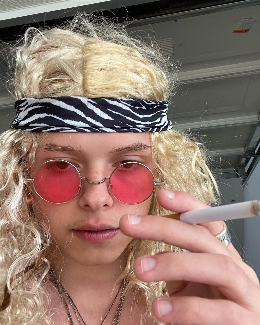 ジェイコブ・ザルトリウスのインスタグラム：「HAPPY! HALLOWEEN! LOSERS! 🖤」