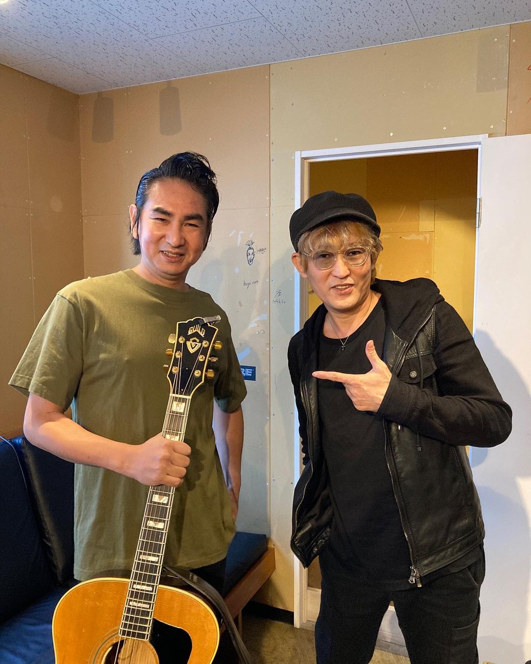 スガシカオのインスタグラム：「昨日はLIQUIDROOMにオリジナルラブ 田島貴男さんのライブを観に行った  来る12／4の配信ライブの勉強のためもあった。有観客弾き語り配信の雰囲気、一日二回まわしのテンションの置き方とか、体力の使い方とか・・・  結局わかったことは、田島さんは超人だったってこと 笑 すごすぎて何も勉強にならなかった  まー、おれはおれなりにステージを頑張ります！  ・・・あと、昨夜のライブ、LIQUIDROOMはパンパンに入れれば1000人近く入るんだけど、昨日の観客は条例に基づいて140人  1日2回公演やっても、きっと採算なんか全然取れないんだろうな。でもおれら、LIVEやるしかないもんな… #音楽を止めるな」