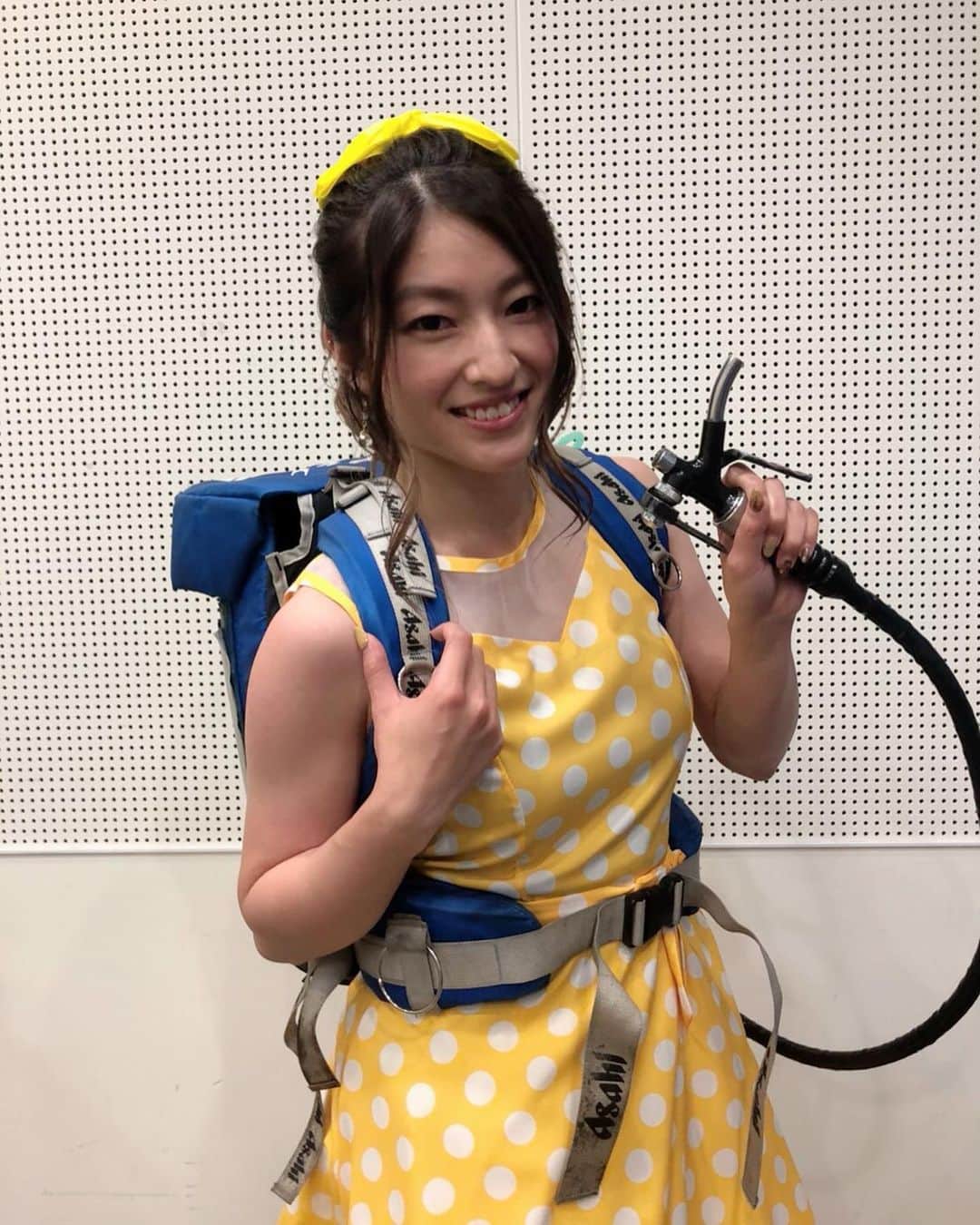 のインスタグラム：「10/31(土)今年のハロウィンは  #レモンサワーフェスティバル秋田 で レモンサワーガールのコスプレをさせていただきました🍋🎃笑  昭和レトロな感じですねぇ… 普段着ないお洋服の感じなので似合うかドキドキでした…どうですかね？🤣  レモンサワーの売り子をさせていただいたのですが、 とっても楽しかったです！ 笑顔ですが、後ろのタンクは30kgほど… 本場で売り子をしている女の子たちには頭が下がります🥶🥺 (このときばかりは鍛えていてよかったーと思いました😂)  レモンサワーフェスティバル秋田は本日もALVEで開催されています！ 今日も別のレモンサワーガール&ボーイがいますので、ぜひお越しください💛 またコロナが明けて、もっと人が集まれるようになったら開催してほしいイベントですね✨✨  (お写真お借りしました😊)  #akita #レモンサワー #レモンサワーガール #売り子」