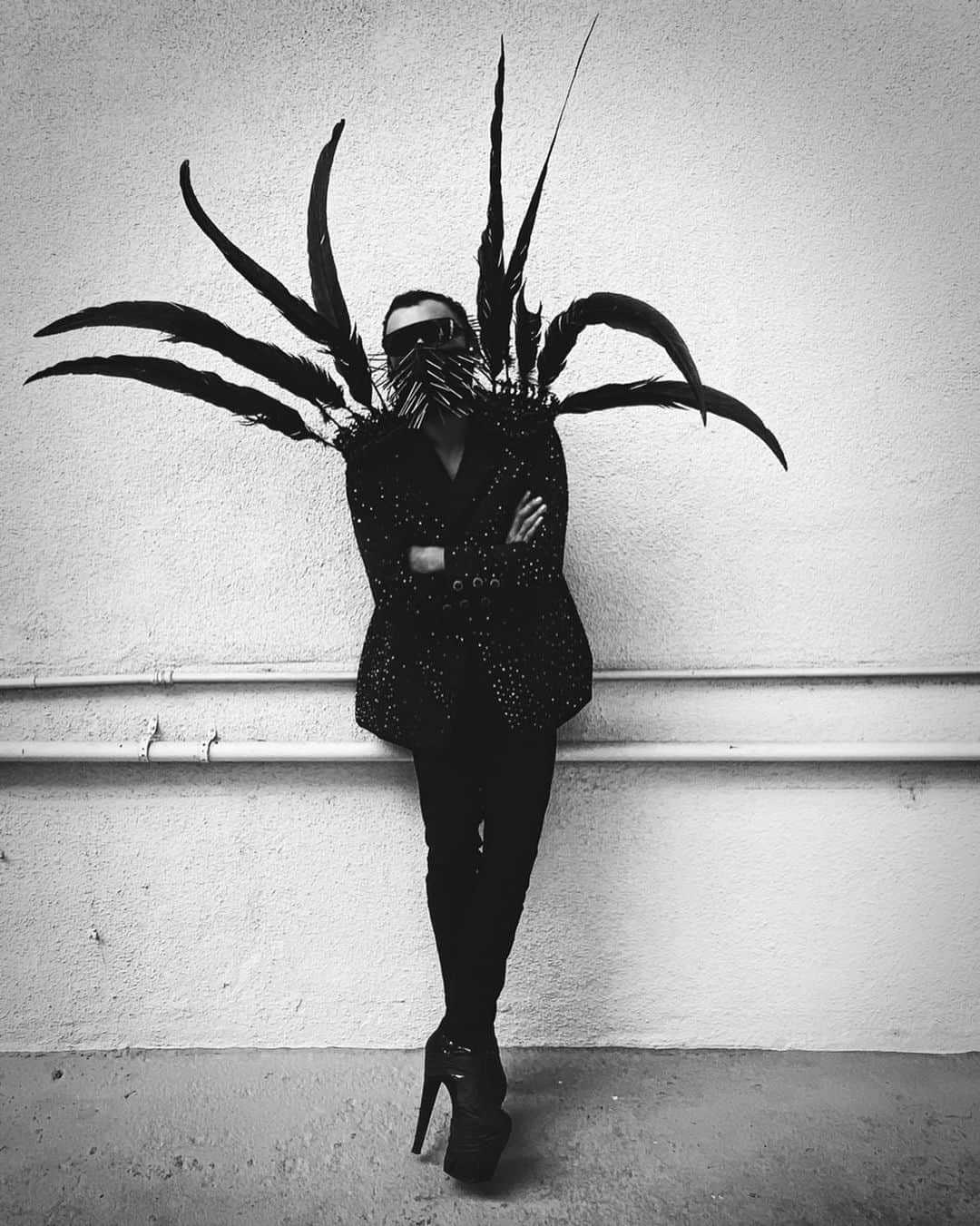 ニコラ・フォルミケッティのインスタグラム：「I’m all dressed up with nowhere to go.. Happy Halloween 👻 🖤 stay safe 🍿」