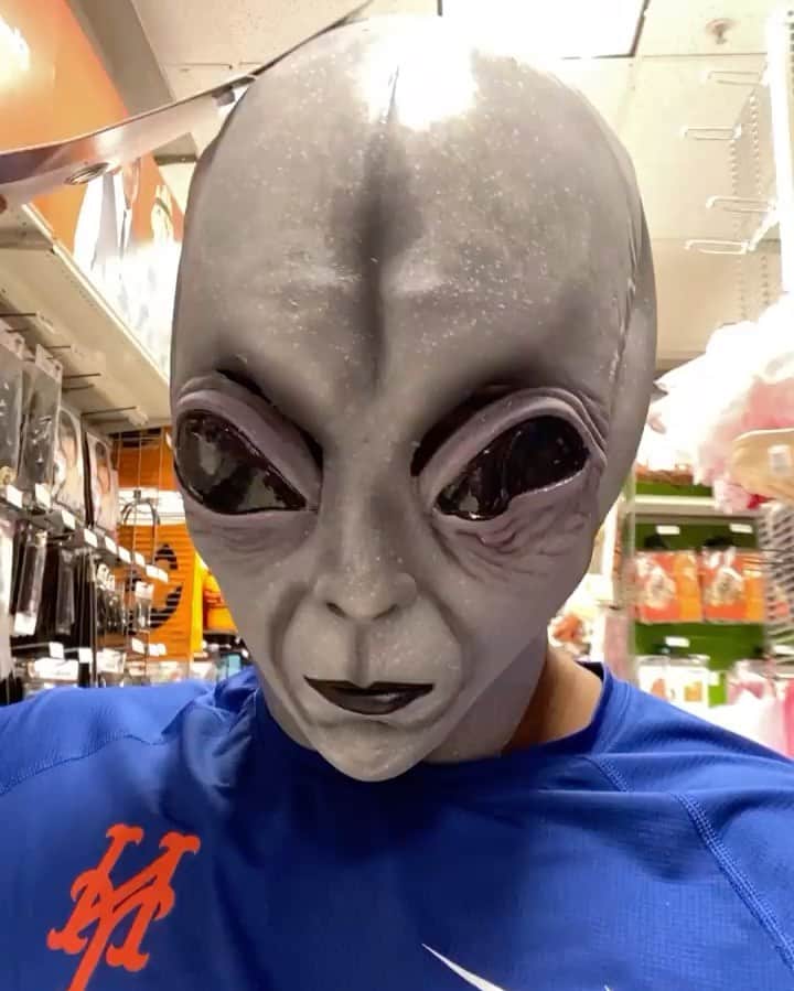 ホセ・レイエスのインスタグラム：「👽」