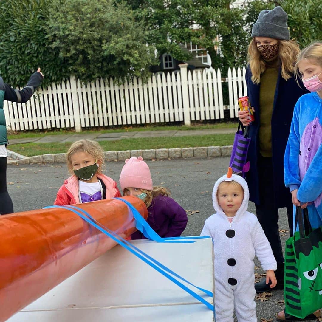 ボビー・ブラウンのインスタグラム：「It was a quiet and socially distant Halloween. But so great to see the kids and all the neighbors. Brilliant delivery system @sdplof  Cute kids @taratersigni @dparkerbowles #candy #jonesroad」