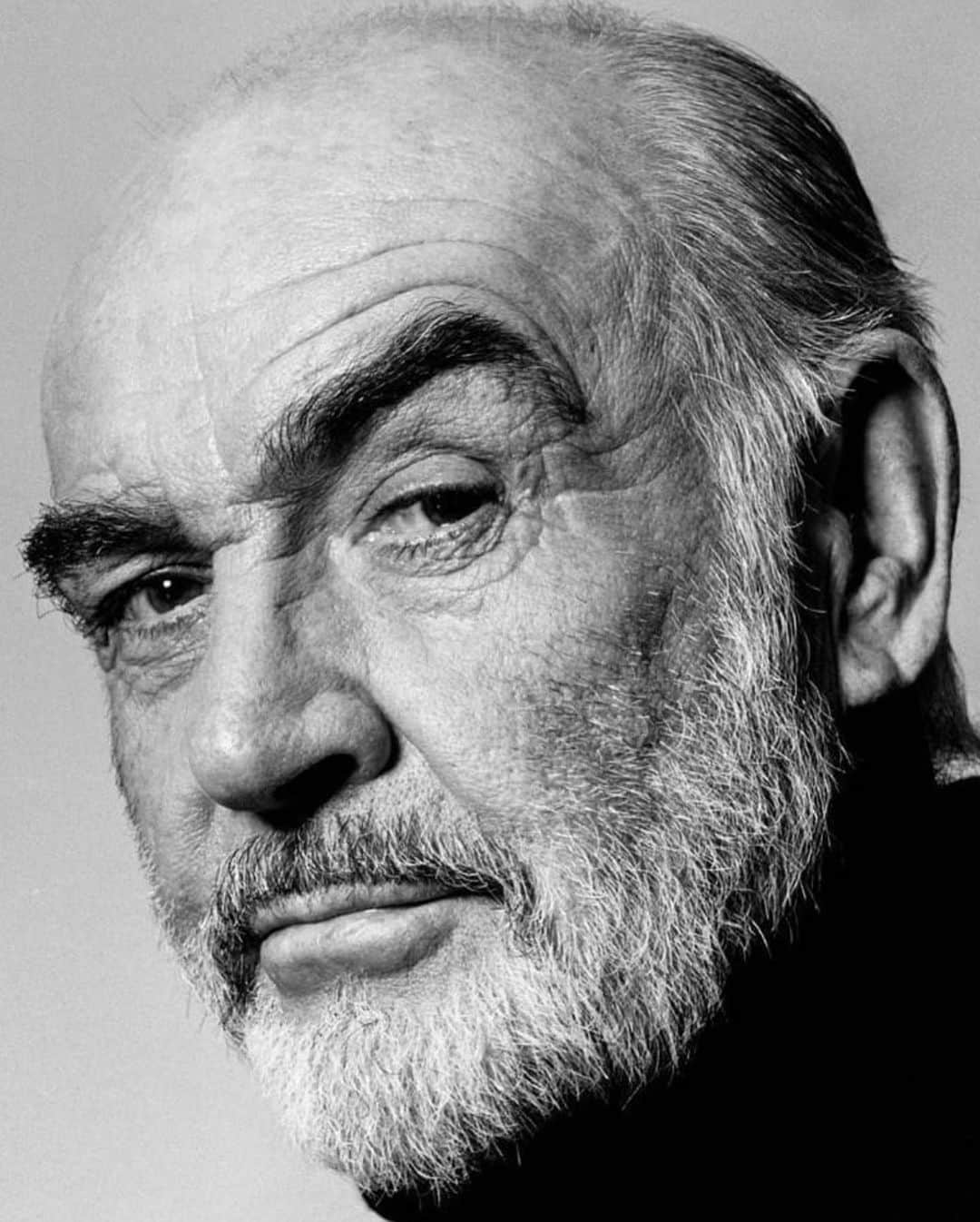 のインスタグラム：「Devastated to hear that we lost one of the true greats today. He was such an enormous inspiration to me, and a big part of the reason I’m even here. He gave a little Scottish boy inspiration and hope that there was a place for us in this business. Some of my favorite moments as a kid were knowing a Bond movie was about to come on! None better than when Sean was at the helm. Charisma and masculinity like no other and truly the pride of my nation. This feels like the end of an era.  Rest well, Sir Sean Connery. Thank you for sharing your pure talent, momentous power and grace with us. There can be only one.」