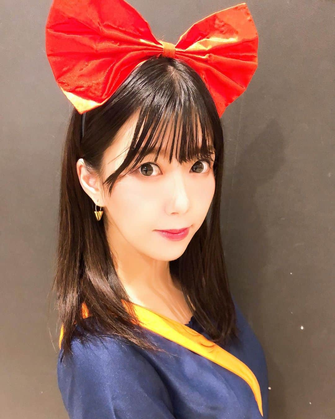 夏奈子さんのインスタグラム写真 - (夏奈子Instagram)「未来のキキ🎀w  2年前の仮装を引っ張り出しました^ - ^ 空が飛べたらって 夢のまた夢の話だけど、 未来は飛べるようになりそうよね！  そして ジブリってどれも素敵🧡❤️ 大好き❤  #ハロウィン #仮装 #コスプレ #キキ #魔女の宅急便 #ジブリ #大好き #サン推し #ハッピーハロウィン #10月もありがとう #love」11月1日 8時42分 - chankana0609