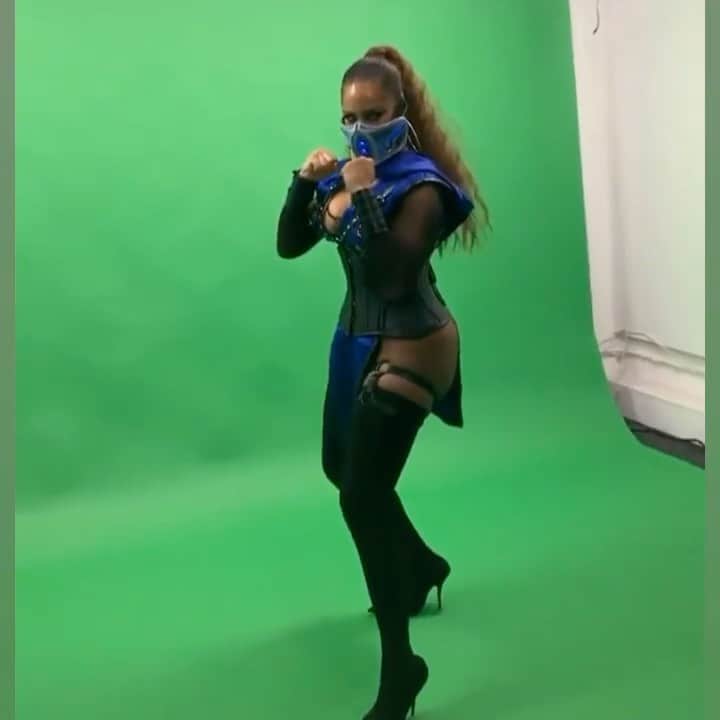 Tori Hughesのインスタグラム：「Coming to a PS5 near you 😩 #mortalkombat」