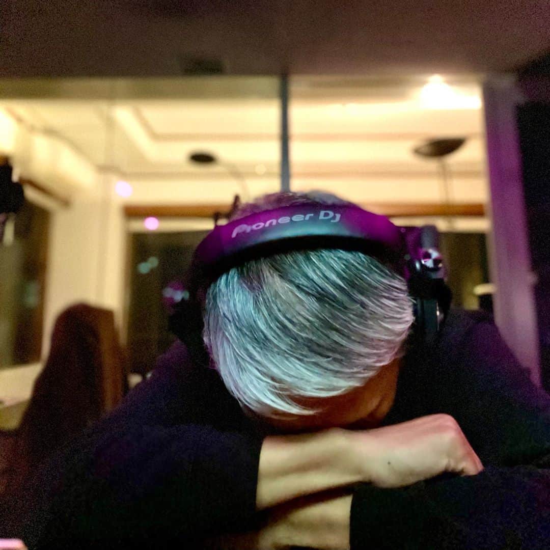 大沢伸一のインスタグラム：「おはようございます﻿ ﻿ ものごととは上手くできてるのかそうじゃないのか、頭も心もカラダも音楽に没頭するモードなのに、他のやらなきゃいけないことがたくさんあって、いい具合に焦らされながらコツコツいやバッシバシ曲を作ってる。﻿ ﻿ 複数のプロジェクトをまたいで作品を作る感覚は1999-2000年あたりのbird、Mondo Grosso、etc..﻿ 年間アルバム5枚分くらいやった時にも近くて、文字通り寝る間を惜しんで音楽を創造(想像)してる。﻿ ﻿ その頃との一番の違いは、実際に機材や楽器を鳴らす以外に就寝時や半醒半睡の状態、クルマの運転中、食事中までも音楽があたまで鳴って、さらには音楽聴きながら別の曲を思いついて構想構築するような場面が増えたこと。﻿ ﻿ なので一見音楽聴きながら寝落ちしているように見えても実は音楽を生み出してることもあるのです。  #sleepingcomposer #睡眠作曲 #fallasleep #composer ﻿ #mondogrosso #shinichiosawa #rhymeso #headphones @pioneerdjjpn」