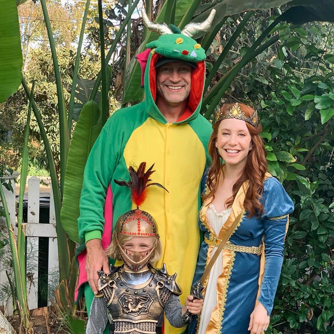 エイミー・デビッドソンさんのインスタグラム写真 - (エイミー・デビッドソンInstagram)「Sir Lennox declared that he was a knight, I’d be his princess and daddy would be a dragon. And so it is...🤴🏼👸🏼🐲 And then he knighted me. #halloween #halloweencostume #family #fun」11月1日 8時47分 - amy_davidson