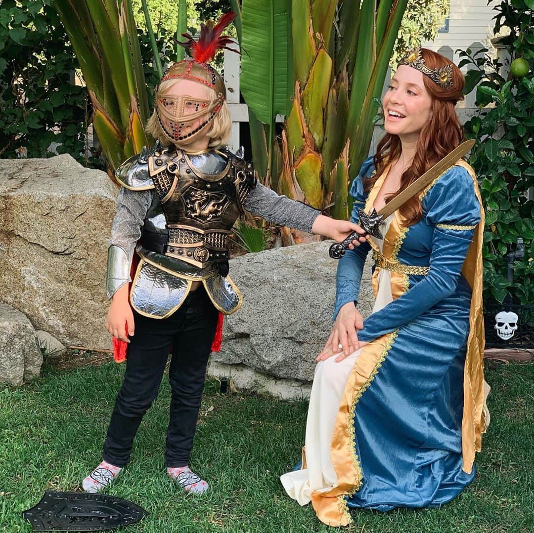 エイミー・デビッドソンさんのインスタグラム写真 - (エイミー・デビッドソンInstagram)「Sir Lennox declared that he was a knight, I’d be his princess and daddy would be a dragon. And so it is...🤴🏼👸🏼🐲 And then he knighted me. #halloween #halloweencostume #family #fun」11月1日 8時47分 - amy_davidson