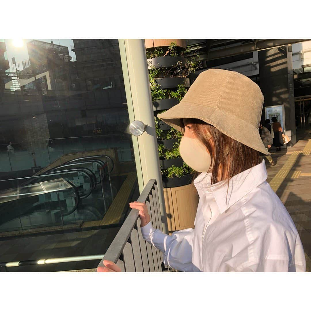 澤口実歩さんのインスタグラム写真 - (澤口実歩Instagram)「夏用の帽子から秋冬用の帽子に、やっと切り替えました（遅）（暑がり） 帽子すき🧢 #帽子 #バケットハット #白シャツ #秋 #夕日 #シャツワンピ」11月1日 8時47分 - miho_sawaguchi