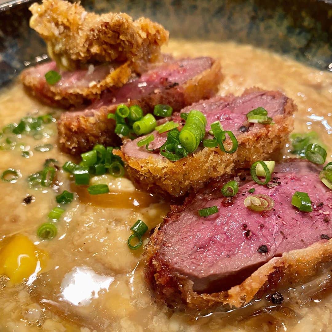 のインスタグラム：「鴨とタンのカツ煮🦆👅 オリーブオイルかけながら 食べたらめっちゃ美味かった つかんとには、自分も知らない美味しさがまだある。 美味しい食べ方、あったら教えてくださいww @ustaknot.tora #虎ノ門横丁 #つかんと」