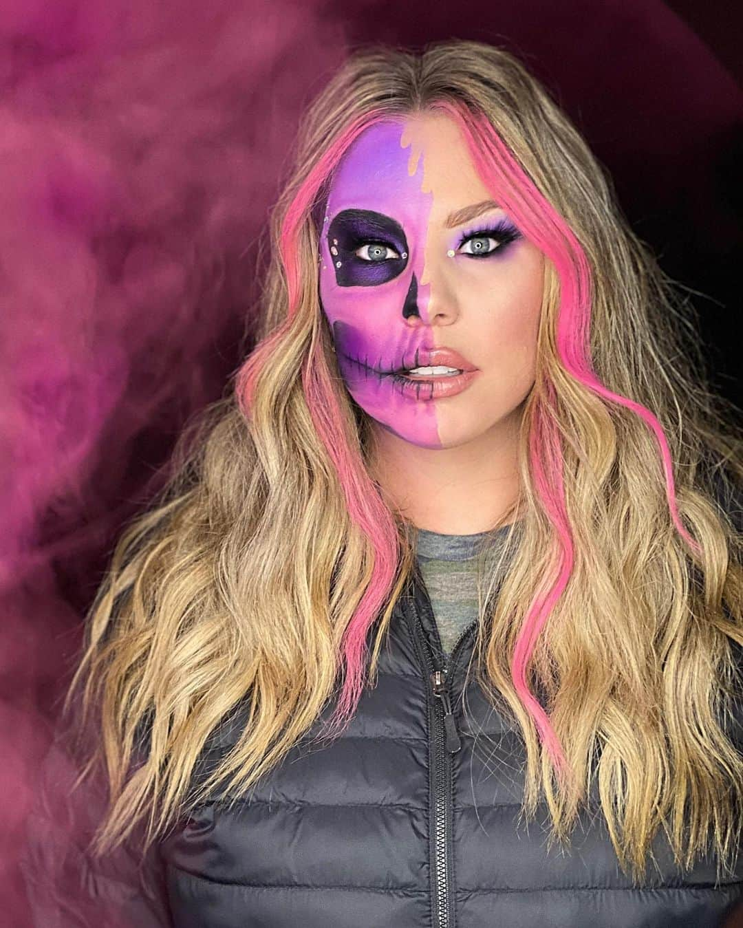 カイリン・ローリーさんのインスタグラム写真 - (カイリン・ローリーInstagram)「we used a smoke bomb for this 💕💣 💀💜   Makeup by @zboner_makeup  Makeup details: Pink/purple face paint: @plouise_makeup_academy  Black eyeliner: @bobbibrown gel liner  Lashes: @zboner_brand “Playmate”  Eyeshadow: @juviasplace “The Violets”  Foundation/concealer: @narsissist  Contour: @anastasiabeverlyhills  Lip: @morphebrushes “virgin”  Hair: @potheadhaircare & @got2b pink hair chalk」11月1日 8時55分 - kaillowry