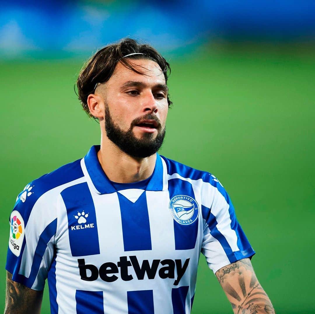 ホタのインスタグラム：「Punto sufrido pero ENORME el trabajo del equipo 🙌🏻❤️ @deportivoalaves   Pd: En mi opinión demasiado castigo  dejar el partido por esa acción ..... pero seguimos 💪💪🔵⚪️」