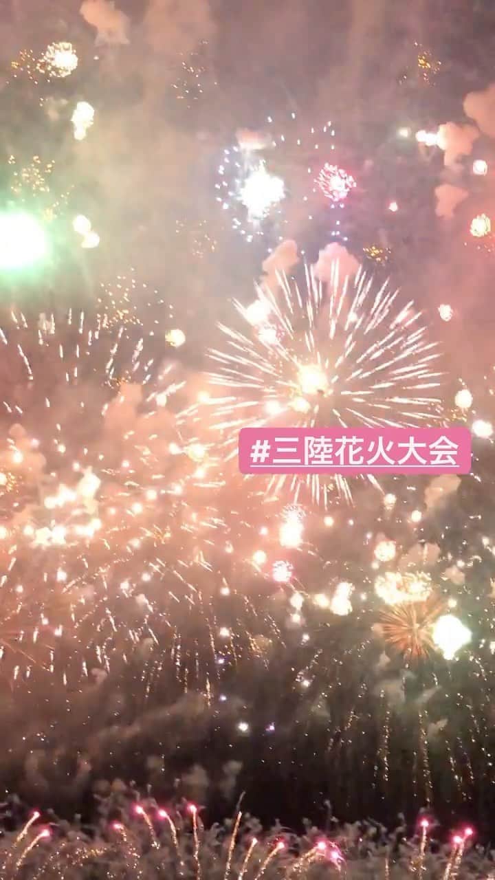 mikaestのインスタグラム：「Sanriku Fireworks Festival 三陸花火大会 . 昨日の三陸花火大会より。 iPhoneでパパッと撮った動画ですが😂 . 寒かったけどキラキラ綺麗でした🎆 . #三陸花火大会 #陸前高田 #fireworks #三陸復興国立公園 #oneokrock #マルゴー .」