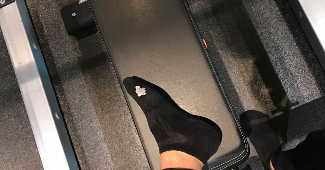小柳心のインスタグラム：「懸垂しようと思って靴脱いだらこれ。  #子供がいる生活ってわけわかんなくてほんと最高」