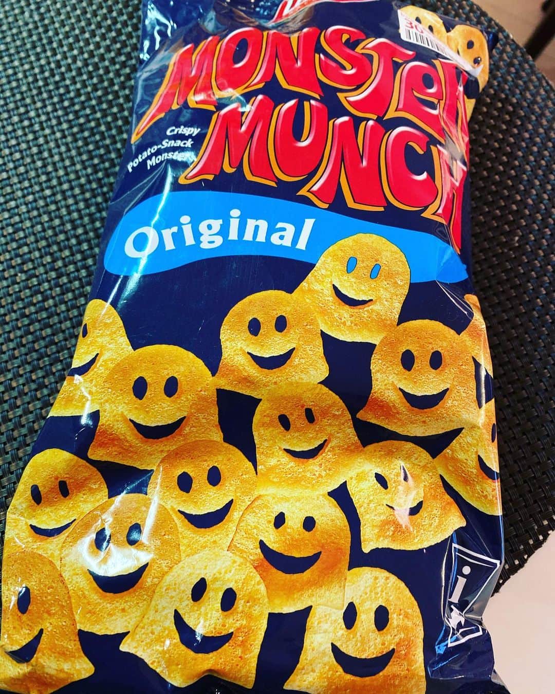 海保知里さんのインスタグラム写真 - (海保知里Instagram)「毎年この季節に買っちゃうチップス😁この顔が好き。そしてハロウィーンクッキーも力を振り絞って作りました💦米粉、ラカント、バター、ココナッツオイル、卵、バニラエッセンス。ヒビが入ると少し怖くなるね👻 #Monstermunch #手作りクッキー #halloweencookies #ricepowdercookies  #usingcoconutoil #海保知里」11月1日 9時11分 - chisato_kaiho