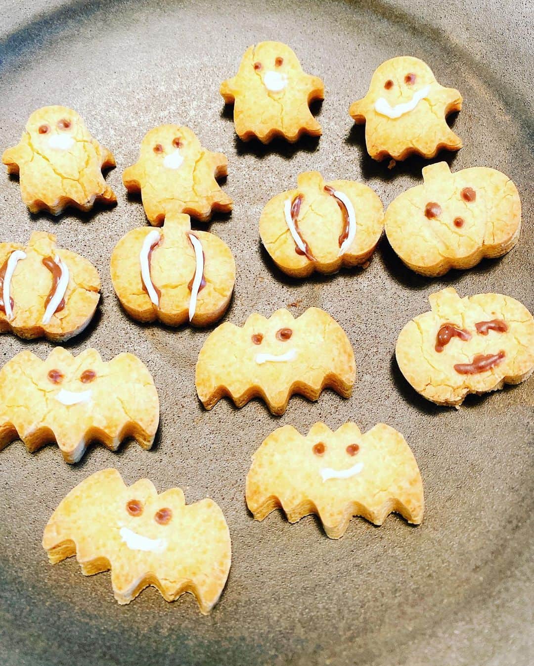 海保知里さんのインスタグラム写真 - (海保知里Instagram)「毎年この季節に買っちゃうチップス😁この顔が好き。そしてハロウィーンクッキーも力を振り絞って作りました💦米粉、ラカント、バター、ココナッツオイル、卵、バニラエッセンス。ヒビが入ると少し怖くなるね👻 #Monstermunch #手作りクッキー #halloweencookies #ricepowdercookies  #usingcoconutoil #海保知里」11月1日 9時11分 - chisato_kaiho