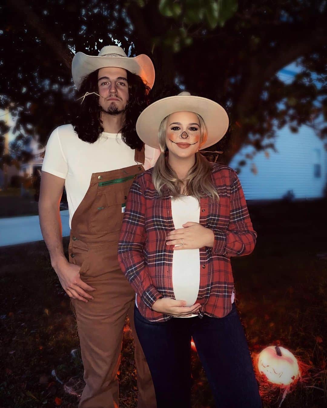 ギャビー・バレットのインスタグラム：「A farmer & a scarecrow! Y’all be safe tonight - The Foehner’s 🎃🧡 #happyhalloween/reformationday」