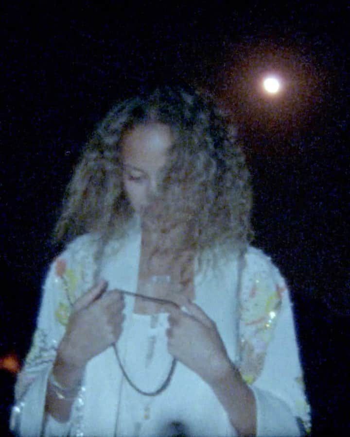 ウィンターケイトのインスタグラム：「Full Moon crystal ceremony. Are you charging your crystals tonight? Happy Halloween. 🌕 🎥 by @globaliza」