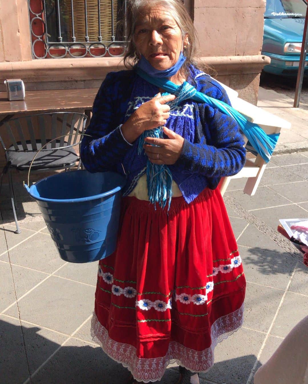 トームさんのインスタグラム写真 - (トームInstagram)「Some of the incredible hard working #Indigenous #Purepecha #Guares women selling wares at the Saturday markets in #Patzcuaro #Michoacan (swipe through for all the beauty)  .  It is widely supposed that the founding of Michoacán occurred around 1324.  Around this time, three indigenous groups lived around Lake Pátzcuaro, who continuously fought each other. One group was called the "Coringuaro," another group the "Isleños" and the third the Chichimecas in Pátzcuaro. The Tarascan kingdom began with Tariácuri, the first chief of the area assumed the title of "caltzontzin," or emperor, by conquering his neighbors. Pátzcuaro was the first capital of the Tarascos. The new kingdom was divided into three principalities called Ihuatzio, Tzintzuntzan and Pátzcuaro. Later, power shifted to the Tzintzuntzan principality, becoming the new capital, leaving Pátzcuaro as the ceremonial center, and a retreat for the nobility.  When the Spanish arrived in Michoacán, many sought refuge in Pátzcuaro. Forts were built in a neighborhood that is still called "Barrio Fuerte" (Fort Neighborhood). Fighting continued between the Tarascans and the Spanish. A meeting between the emperor Tanganxoan II and Cristóbal de Olid was arranged. Getting down off his horse, Olid embraced the monarch, then forced him to kneel in front of the crowd. Later a chapel was built which is called "El Humilladero" (The Place of Humiliation). In 1526, Nuño de Guzmán came as head of the new Spanish government to punish the Tarascans harshly. This culminated with the torture and death of Tanganxoan II the last Tarascan emperor. After this, most residents of Pátzcuaro fled to the mountains leaving the area mostly unpopulated. Vasco de Quiroga arrived in Pátzcuaro to take over. He expelled Nuño de Guzmán and confiscated his properties. Nuño was eventually sent back to Spain as a prisoner for his crimes in New Spain. . #diadelosmuertos #dayofthedead」11月1日 9時21分 - tomenyc