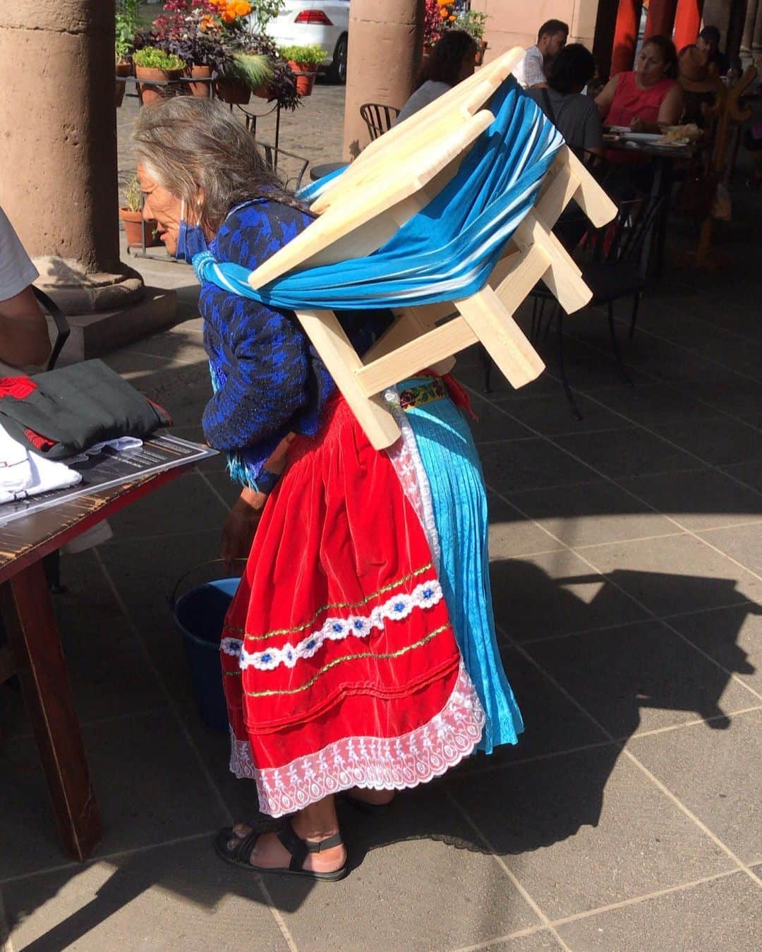 トームさんのインスタグラム写真 - (トームInstagram)「Some of the incredible hard working #Indigenous #Purepecha #Guares women selling wares at the Saturday markets in #Patzcuaro #Michoacan (swipe through for all the beauty)  .  It is widely supposed that the founding of Michoacán occurred around 1324.  Around this time, three indigenous groups lived around Lake Pátzcuaro, who continuously fought each other. One group was called the "Coringuaro," another group the "Isleños" and the third the Chichimecas in Pátzcuaro. The Tarascan kingdom began with Tariácuri, the first chief of the area assumed the title of "caltzontzin," or emperor, by conquering his neighbors. Pátzcuaro was the first capital of the Tarascos. The new kingdom was divided into three principalities called Ihuatzio, Tzintzuntzan and Pátzcuaro. Later, power shifted to the Tzintzuntzan principality, becoming the new capital, leaving Pátzcuaro as the ceremonial center, and a retreat for the nobility.  When the Spanish arrived in Michoacán, many sought refuge in Pátzcuaro. Forts were built in a neighborhood that is still called "Barrio Fuerte" (Fort Neighborhood). Fighting continued between the Tarascans and the Spanish. A meeting between the emperor Tanganxoan II and Cristóbal de Olid was arranged. Getting down off his horse, Olid embraced the monarch, then forced him to kneel in front of the crowd. Later a chapel was built which is called "El Humilladero" (The Place of Humiliation). In 1526, Nuño de Guzmán came as head of the new Spanish government to punish the Tarascans harshly. This culminated with the torture and death of Tanganxoan II the last Tarascan emperor. After this, most residents of Pátzcuaro fled to the mountains leaving the area mostly unpopulated. Vasco de Quiroga arrived in Pátzcuaro to take over. He expelled Nuño de Guzmán and confiscated his properties. Nuño was eventually sent back to Spain as a prisoner for his crimes in New Spain. . #diadelosmuertos #dayofthedead」11月1日 9時21分 - tomenyc