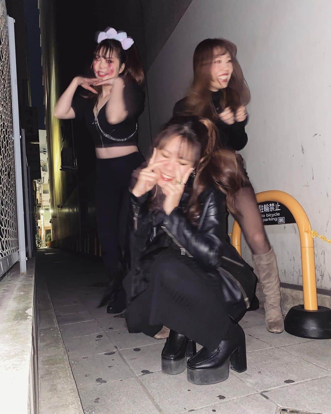 のインスタグラム：「. はっぴーはろうぃんは密かに🎃 ブレ感。ちゃんとしたのも2枚目に貼っておく。 ノーマルカメラ捨てたもんじゃないな。 とりあえず爆笑の嵐だった💚 . .  #dance#japan#osaka#fashion#smile#make#大阪#関西#AAA#いいね#美容#前髪#イヤリングカラー#ハロウィン#Halloween」