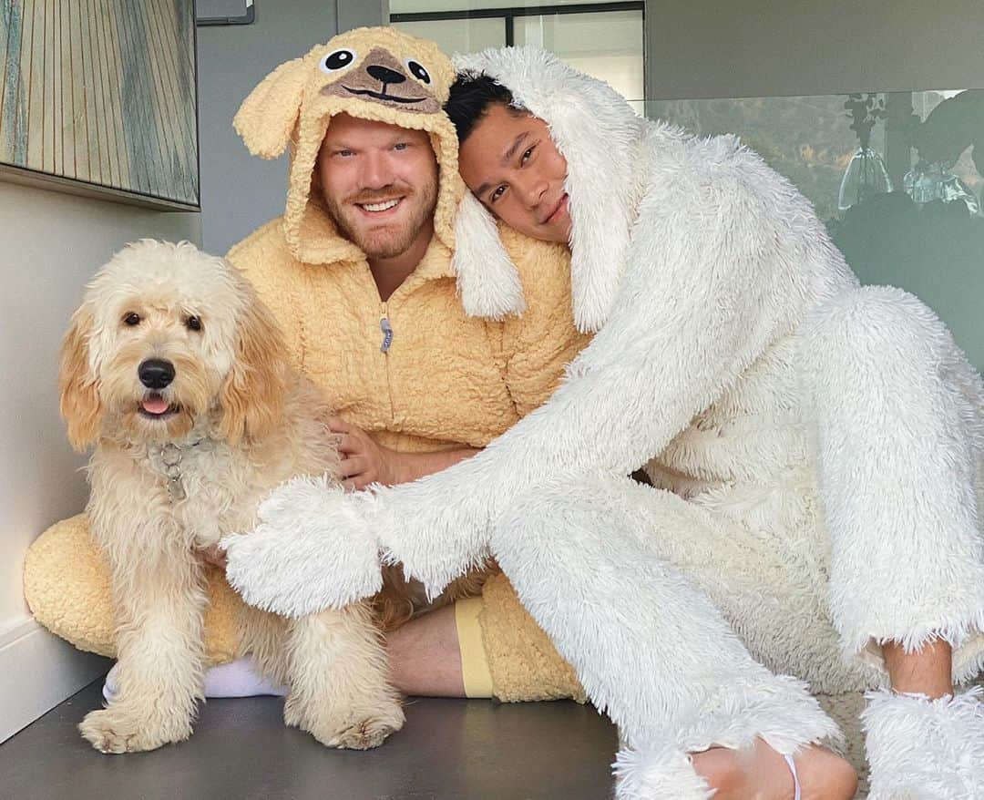 スコット・ホアイングのインスタグラム：「i’m a golden retriever and marky is a poodle, thus our baby bubba is a goldendoodle 😂 happy halloween queens!」