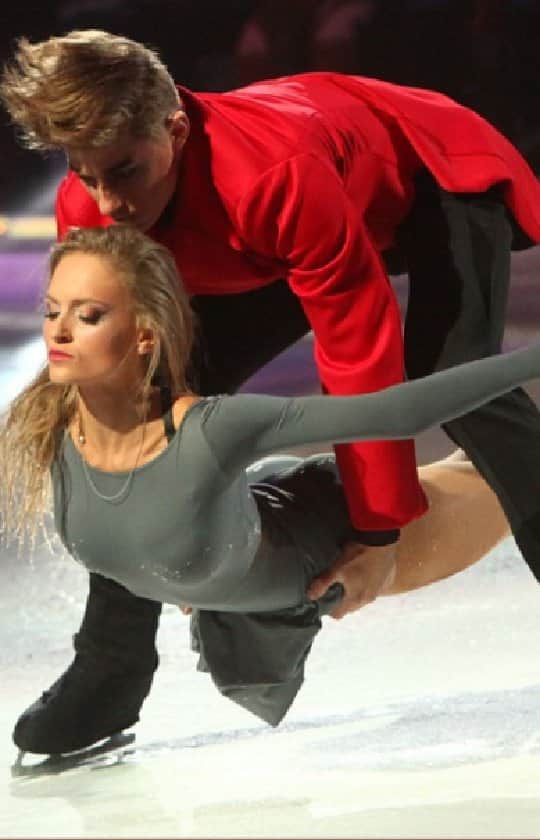 アレクセイ・ロゴノフのインスタグラム：「Happy Halloween from @gintare.gureviciute and @rogonov_alex 😈  "Master and Margarita" dy Bulgakov. Finale show "Dancing on ice" Lithuania 2014 . . . #gintaregureviciute  #AlexeyRogonov #dancingonice  #sokieantledo #iceage #doi #holidayonice #disneyonice  #ледниковыйпериод  #любиточтоделаешь #fantasyonice #navkashow  #inSkate」