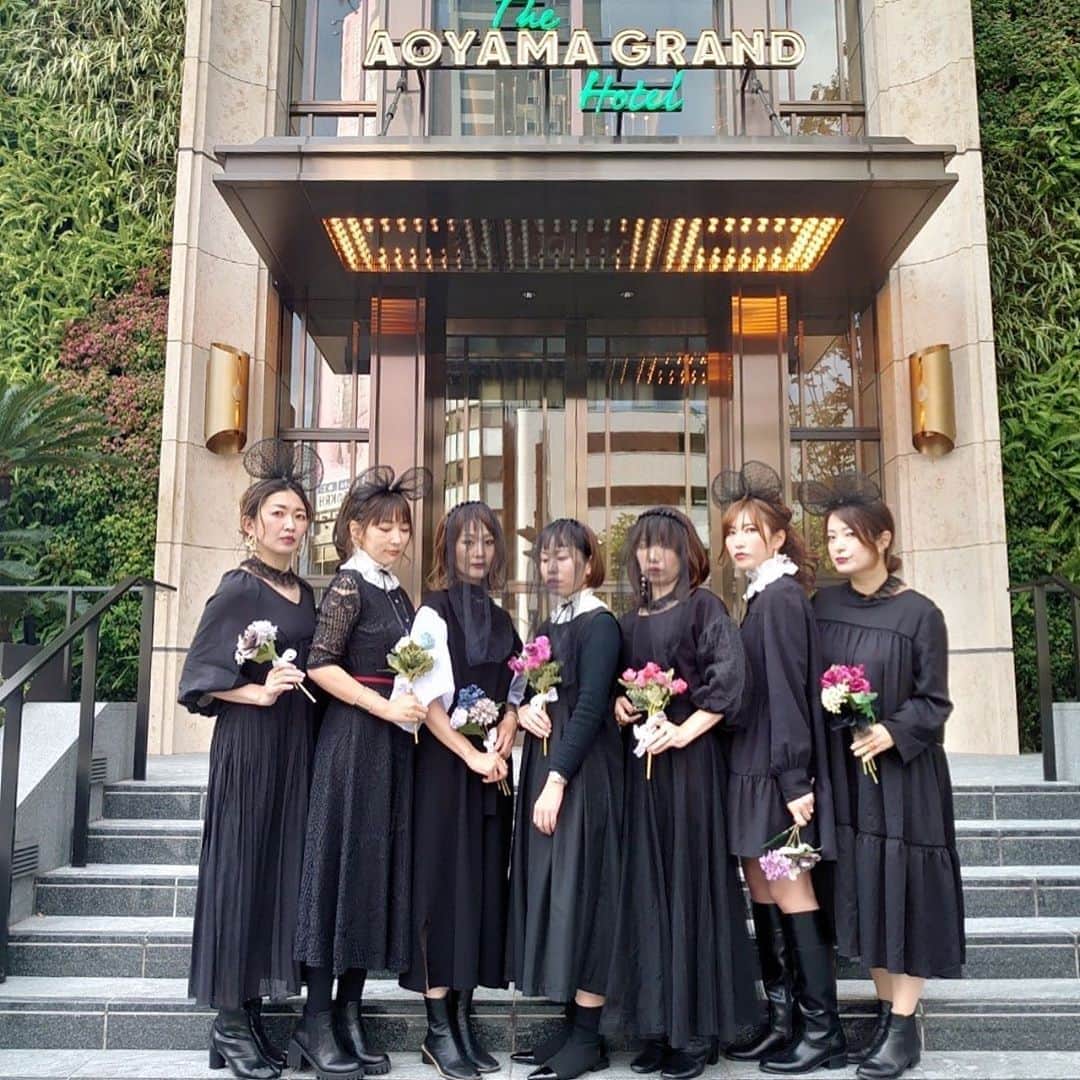 のインスタグラム：「あぁーあ holloween 終わっちゃった😭🤣 今年も楽しめた❤️ みんな　ハロウィンどうだったかな？🎃 ハロウィン投稿の締めは 可愛いバージョン❤️🤣 みんなで　#花嫁　#メイド のコスプレよん🙌  @harunya0129  @sayumikikuno  @amigo.amigo.5205622  @aiuzura  @l.lily1013  @inoyuu07   あんなに事前に決めたことなのに、みんなが　小道具用意してくれて😭😭可愛くできた❤️ありがとう🥰 黒いワンピースってしか決めてないんだけど、それぞれに個性出てて良いよね👍💕 2枚目は#笑顔  バージョン😆  子供たちは　#鬼滅の刃　やったよ。 #竈門禰豆子  #栗花落カナヲ #胡蝶しのぶ  #我妻善逸  あと　わたしが使うまで触るなと言ってたカマキリ🤣 長女は被りたかったらしい🤣🤣🤣 こなきんのプリセスは　いつも着てるから　仮装でもなんでもないんだけど　昨日着てたから　撮ったよ🤣  --------------------------- #cosplay #コスプレ #halloween #ハロウィン #makeup #今日のコーデ#仮装#ハロウィンコスプレ#holloweenmakeup #holloweencostume #お揃いコーデ #リンクコーデ#ハロウィン2020 #ハロウィンコス#ハッピーハロウィン #ハロウィンメイク #holloweenparty #holloween2020」