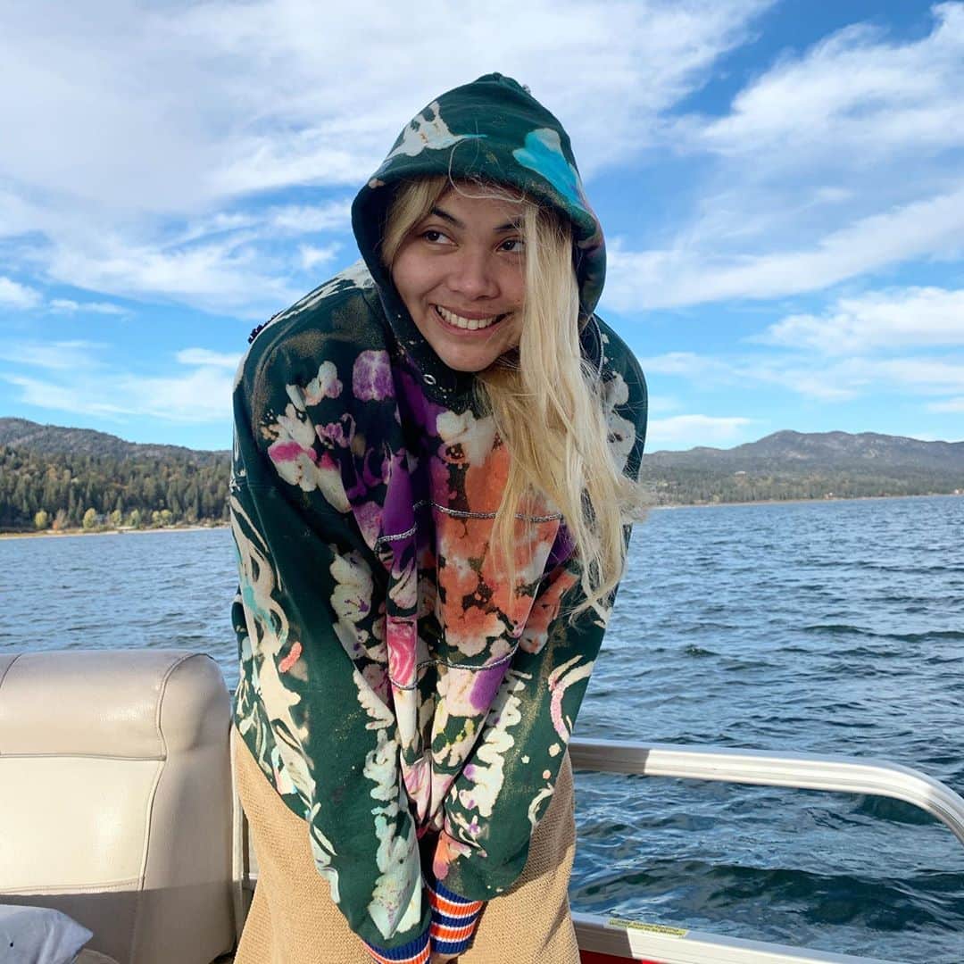 ヘイリー・キヨコのインスタグラム：「A little trick—>a little treat 🍂😈」