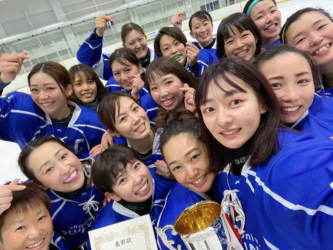 菊池沙都のインスタグラム：「横浜市長杯優勝しました🏆 応援ありがとうございました🥺🙌💓 #いつまでも夢中になれるものがあるって幸せ #特技は仲間の得点を全力で喜ぶこと @showa_blue_winds #ブルーウィンズ #女子アイスホッケー #アイスホッケー #6-0で勝ち#優勝」