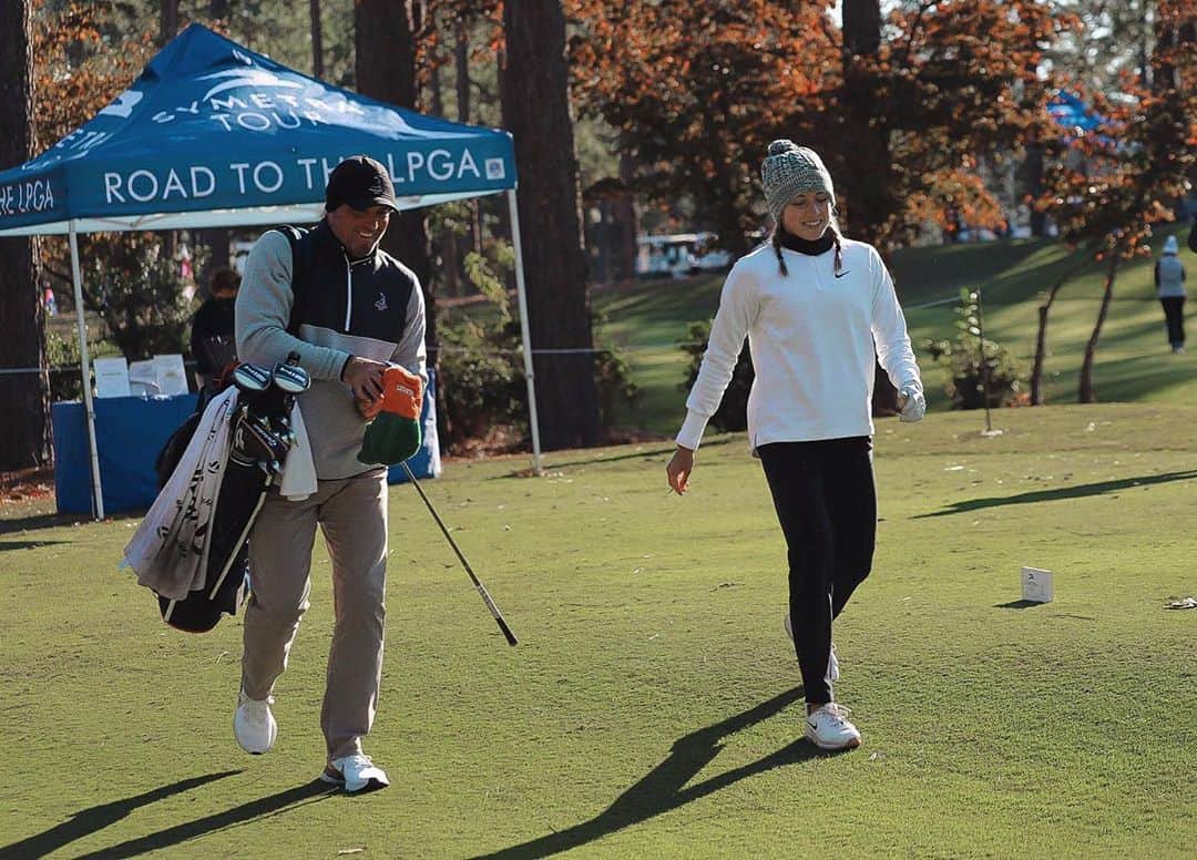 Sierra Brooksのインスタグラム：「All smiles this week with dad on the bag! #CarolinaGC x @bluecrossnc @road2lpga」