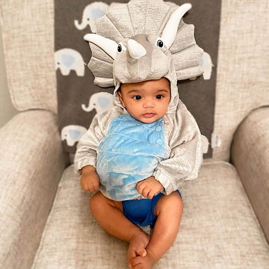 ラクォン・トレッドウェルのインスタグラム：「👻🎃 Happy Halloween .. LIL LEGEND in 🦖 vibes」