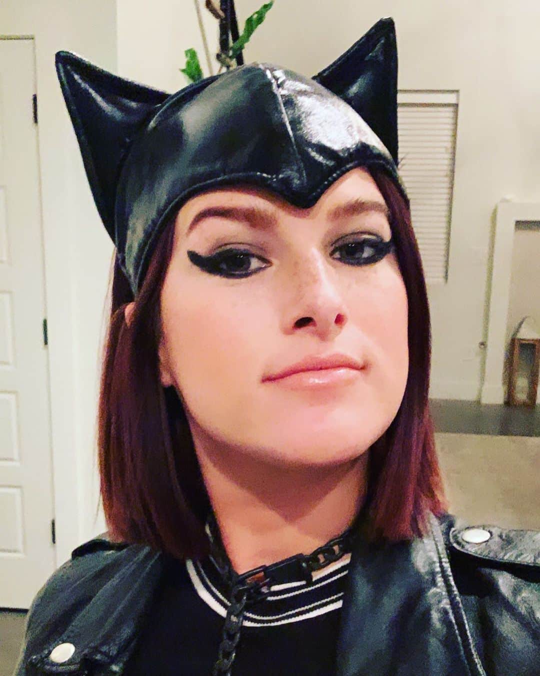 キャサディー・ポープのインスタグラム：「Happy Halloween guys. Costume brought to you by my recycled cat woman head piece and anything black I could find in my closet. 🎃 Stay safe and stay SPOOKY 👻」
