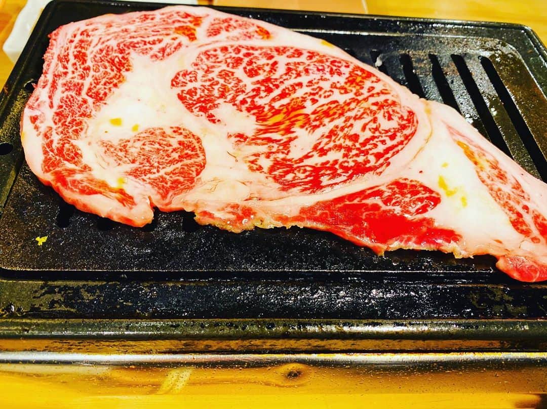 水木一郎さんのインスタグラム写真 - (水木一郎Instagram)「はみ出る和牛リブロース。これで140gあります。期待してた通り美味しかったZ!また食おっと。 #はみ出る和牛リブロース #期待通りの美味しさ  #水木一郎」11月1日 9時30分 - ichiromizuki