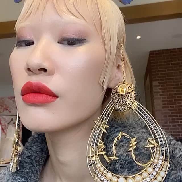 のインスタグラム：「Happy Halloween 🎃 Posted @withregram • @ericksonbeamon earrings @hong.lin.liii BTS 🦄 @vassiliko @mr_alvinm @darrentrentacosta」