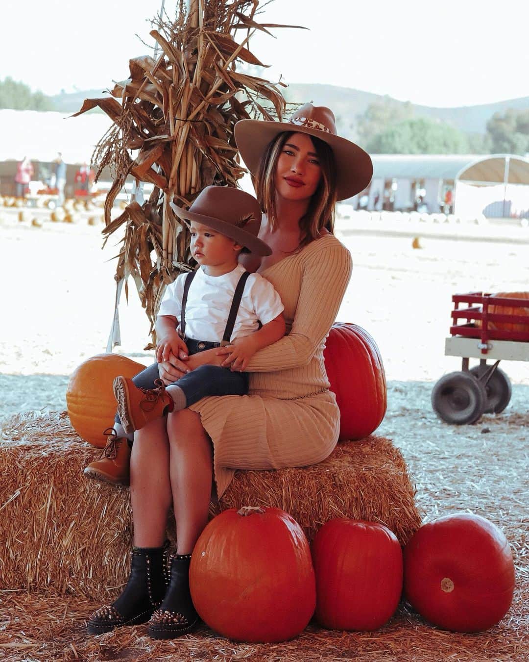 ジャクリーン・マッキネス・ウッドのインスタグラム：「Pumpkin patch with ma pumpkinnnn」