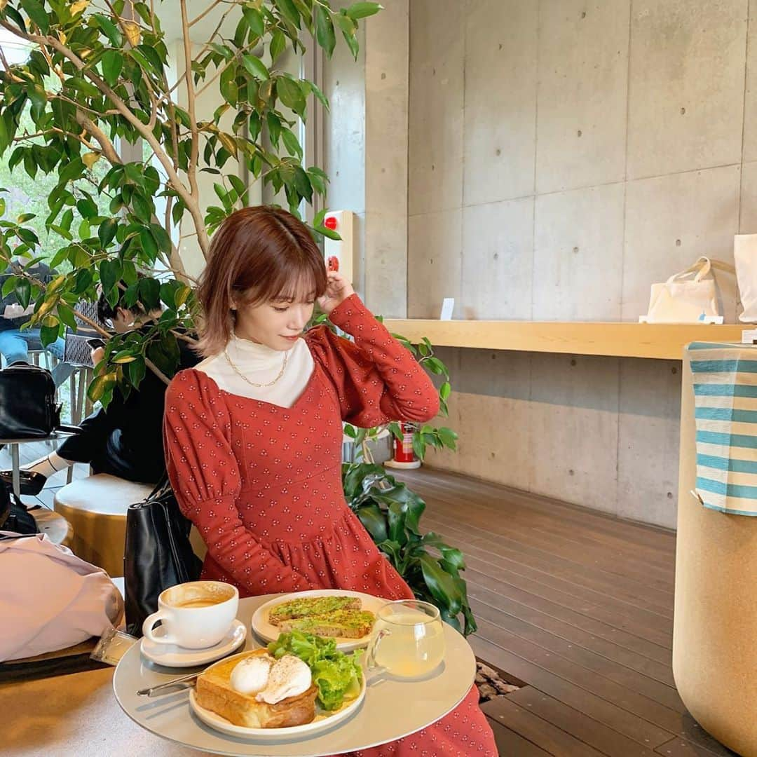 朝長美桜さんのインスタグラム写真 - (朝長美桜Instagram)「美味しかった☺️﻿ コーヒーが飲めないからレモネードにしました🍋😂💕﻿ あったまる〜〜﻿ ﻿ アクセサリーは、もちろん @amy_official___﻿ キャトルネックレスが4wayになっているので、﻿ 今回はチェーンのみにして合わせてみました🥰　﻿ 本当にこのネックレス優秀なの✨💫﻿ ﻿ タートルネックにチェーンネックレスを合わせる﻿ コーディネートがしたかったので嬉しい❤︎﻿ みんなもお手元に届いたらぜひしてほしいなぁ💡🥰🥰﻿ ﻿ #ブルーボトルコーヒー#表参道カフェ#bluebottlecoffee#青山カフェ#Amy#エイミー#トリート#トリートユアセルフ#treatürself」11月1日 20時27分 - miochan_0517