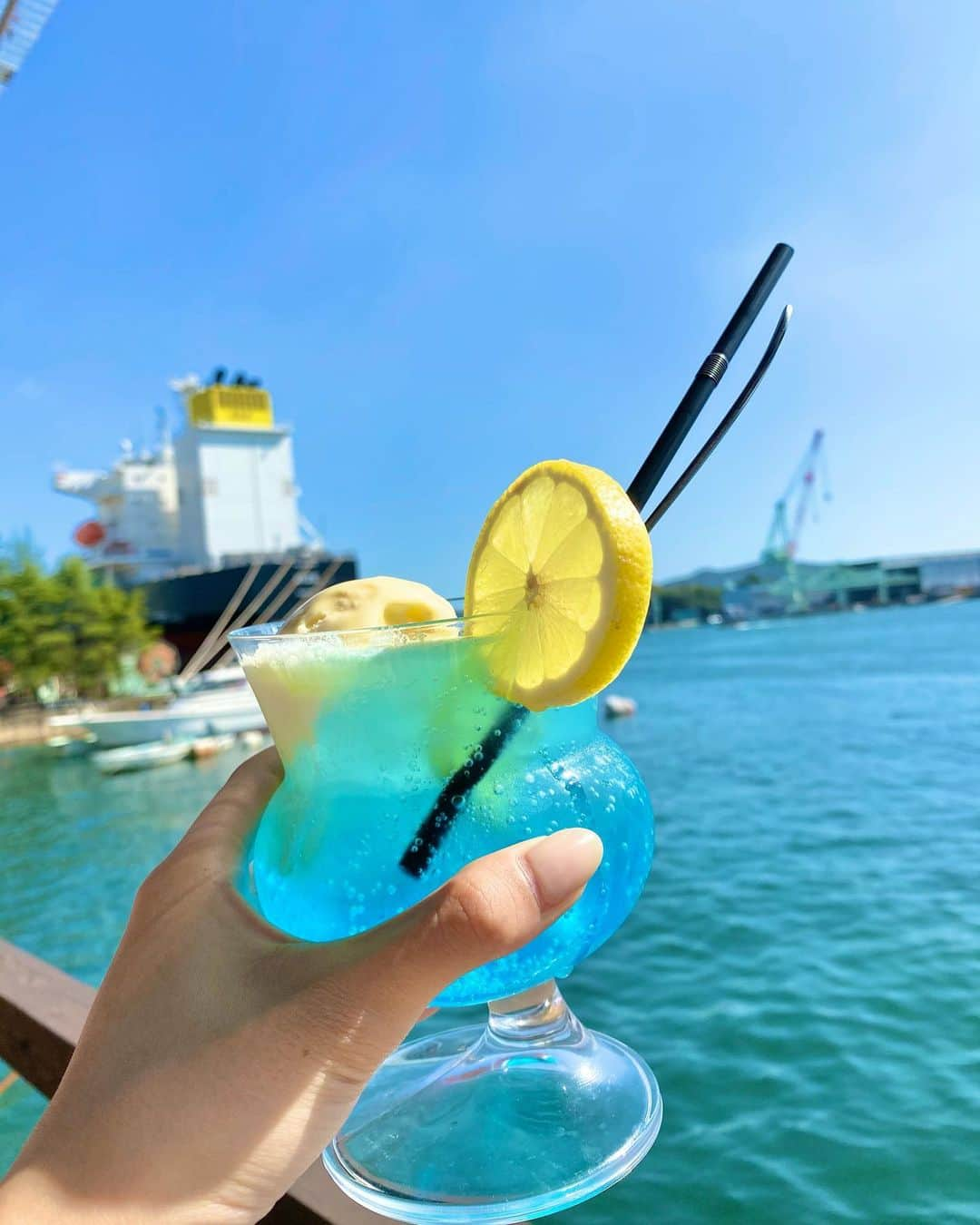 黒田真友香さんのインスタグラム写真 - (黒田真友香Instagram)「今月行った、広島旅行〜🍁  旅行中の投稿は全てハイライトにまとめてるので、お店の詳細などそっちの方が分かりやすいかもです！  広島に住む友達と合流して行った尾道。  海沿いにあるカフェでランチして、おしゃれカフェ行って、ラテアートしてもらったなんとも女子旅っぽい一日☺️笑  この日は自転車旅だったのでパンツコーデ🚴‍♀️  この日のニットめちゃくちゃ質問きてたんだけどクラシカルエルフのものです！  ニット重ね着風になってるんだけど、更に重ね着してフリルのブラウスも着ました😂笑  ニットのアイボリーとブラウンのカラーが可愛いのでワントーンコーデに😍  #広島旅行#尾道#尾道カフェ#クラシカルエルフ #classicalelf #エルフコーデ #ニット #重ね着風ロング丈クルーネックローゲージニット#PR#旅まゆかjapan#広島グルメ#尾道グルメ#広島観光#尾道観光」11月1日 20時28分 - kurodamayukaxx