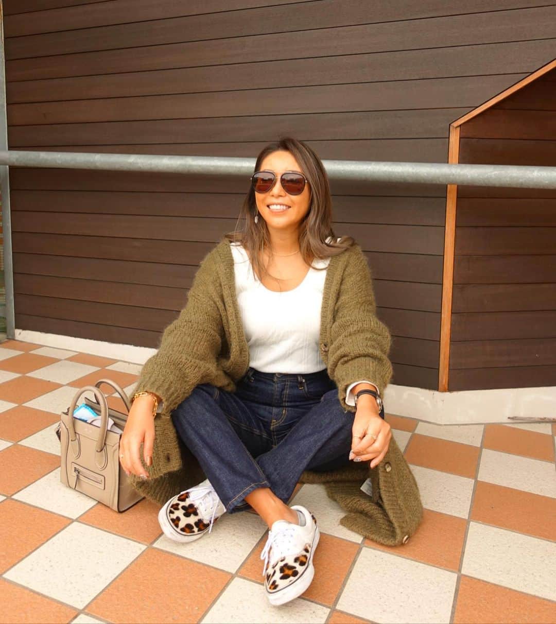ETSUKOのインスタグラム：「November🤎 粘ってたけど、、、そろそろ 流石に羽織りいるね🥺  今年もacneさんのカーデの出番❣️ 最近ブーツよりスニーカーばっかり☝🏽  コーデ  カーデ　#acnestudios  top #searoomlynn  denim #blackbymoussy  ハラコスニーカー　#vans bag #celine」